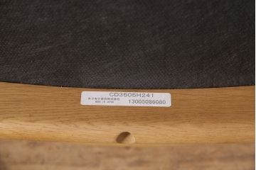 中古　美品　カリモク家具(karimoku)　合皮　温かみのあるカラーが魅力的なナラ材製のダイニングチェア(椅子)(R-054280)です。