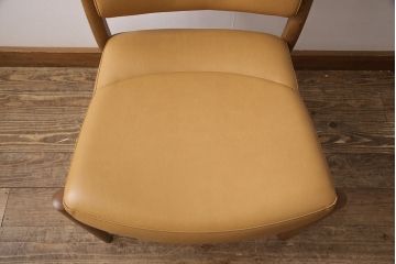中古　美品　カリモク家具(karimoku)　合皮　温かみのあるカラーが魅力的なナラ材製のダイニングチェア(椅子)(R-054281)