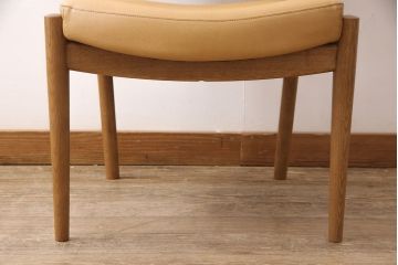 中古　美品　カリモク家具(karimoku)　合皮　温かみのあるカラーが魅力的なナラ材製のダイニングチェア(椅子)(R-054281)