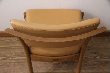 中古　美品　カリモク家具(karimoku)　合皮　温かみのあるカラーが魅力的なナラ材製のダイニングチェア(椅子)(R-054281)