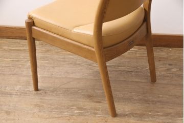 中古　美品　カリモク家具(karimoku)　合皮　温かみのあるカラーが魅力的なナラ材製のダイニングチェア(椅子)(R-054281)