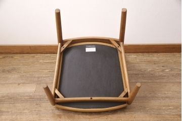 中古　美品　カリモク家具(karimoku)　合皮　温かみのあるカラーが魅力的なナラ材製のダイニングチェア(椅子)(R-054281)