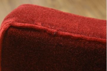 和製ビンテージ　シックな赤色が大人の雰囲気を醸し出す3人掛けソファ(三人掛けソファ、3P、ヴィンテージ)(R-054290)