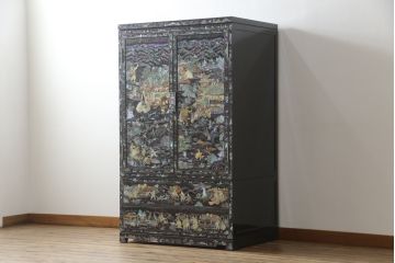 中古　高級品　美品　韓国民芸家具　圧巻の螺鈿(ラデン)細工がインパクト抜群のワードローブ(定価約120万円)(収納棚、洋服タンス)(R-054292)