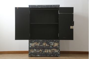 中古　高級品　美品　韓国民芸家具　圧巻の螺鈿(ラデン)細工がインパクト抜群のワードローブ(定価約120万円)(収納棚、洋服タンス)(R-054292)