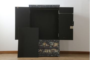 中古　高級品　美品　韓国民芸家具　圧巻の螺鈿(ラデン)細工がインパクト抜群のワードローブ(定価約120万円)(収納棚、洋服タンス)(R-054292)