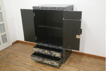 中古　高級品　美品　韓国民芸家具　圧巻の螺鈿(ラデン)細工がインパクト抜群のワードローブ(定価約120万円)(収納棚、洋服タンス)(R-054292)