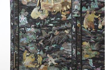 中古　高級品　美品　韓国民芸家具　圧巻の螺鈿(ラデン)細工がインパクト抜群のワードローブ(定価約120万円)(収納棚、洋服タンス)(R-054292)
