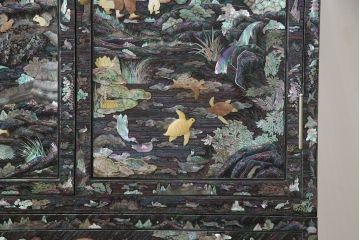 中古　高級品　美品　韓国民芸家具　圧巻の螺鈿(ラデン)細工がインパクト抜群のワードローブ(定価約120万円)(収納棚、洋服タンス)(R-054292)
