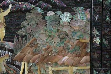 中古　高級品　美品　韓国民芸家具　圧巻の螺鈿(ラデン)細工がインパクト抜群のワードローブ(定価約120万円)(収納棚、洋服タンス)(R-054292)