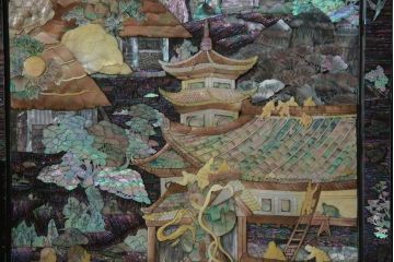 中古　高級品　美品　韓国民芸家具　圧巻の螺鈿(ラデン)細工がインパクト抜群のワードローブ(定価約120万円)(収納棚、洋服タンス)(R-054292)