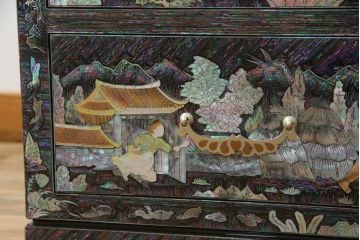 中古　高級品　美品　韓国民芸家具　圧巻の螺鈿(ラデン)細工がインパクト抜群のワードローブ(定価約120万円)(収納棚、洋服タンス)(R-054292)