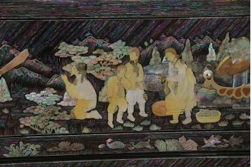 中古　高級品　美品　韓国民芸家具　圧巻の螺鈿(ラデン)細工がインパクト抜群のワードローブ(定価約120万円)(収納棚、洋服タンス)(R-054292)