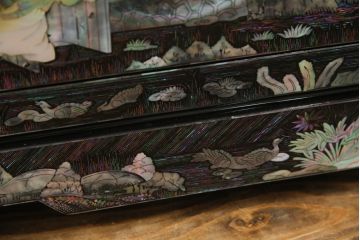 中古　高級品　美品　韓国民芸家具　圧巻の螺鈿(ラデン)細工がインパクト抜群のワードローブ(定価約120万円)(収納棚、洋服タンス)(R-054292)