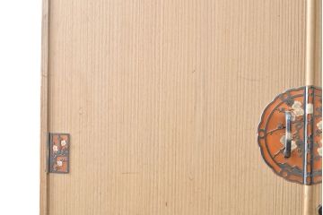 中古　春日部桐箪笥　梅をモチーフにした金具が華やぎをもたらしてくれる総桐箪笥(桐たんす、和タンス、着物箪笥、衣装箪笥、引き出し、チェスト、並厚)(R-054294)