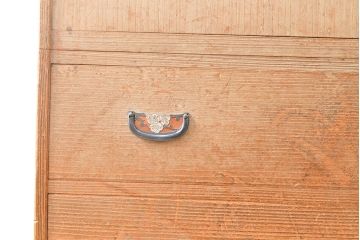 中古　春日部桐箪笥　梅をモチーフにした金具が華やぎをもたらしてくれる総桐箪笥(桐たんす、和タンス、着物箪笥、衣装箪笥、引き出し、チェスト、並厚)(R-054294)