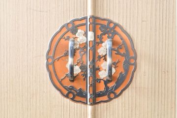 中古　春日部桐箪笥　梅をモチーフにした金具が華やぎをもたらしてくれる総桐箪笥(桐たんす、和タンス、着物箪笥、衣装箪笥、引き出し、チェスト、並厚)(R-054294)