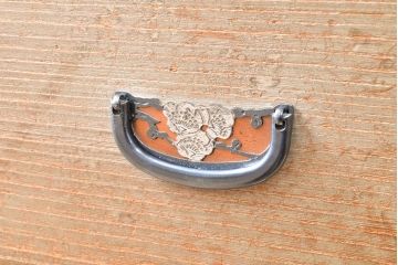中古　春日部桐箪笥　梅をモチーフにした金具が華やぎをもたらしてくれる総桐箪笥(桐たんす、和タンス、着物箪笥、衣装箪笥、引き出し、チェスト、並厚)(R-054294)