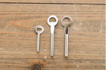 中古　春日部桐箪笥　梅をモチーフにした金具が華やぎをもたらしてくれる総桐箪笥(桐たんす、和タンス、着物箪笥、衣装箪笥、引き出し、チェスト、並厚)(R-054294)