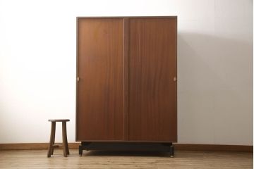 ビンテージ家具　G-PLAN(ジープラン)　BBシリーズ(Black&Brass)　洗練された佇まいが美しいワードローブ(洋服タンス、収納棚、ヴィンテージ)(R-054309)