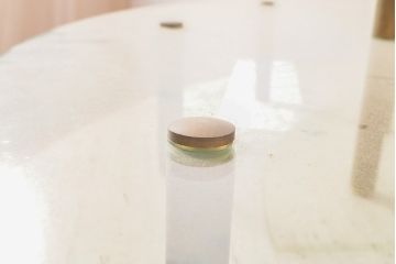 アンティーク家具　アレンジ次第で様々なディスプレイを楽しめる可動式真鍮柱の飾り棚(陳列棚、店舗什器、展示台)(R-054313)