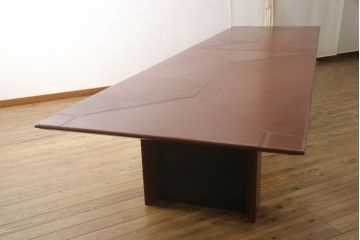 中古　IDC大塚家具取り扱い　イタリア製　i4MARIANI(クアトロマリアーニ)　シンプルながら存在感のある大型サイズの革張り製テーブル(会議用テーブル、6人掛けダイニングテーブル、8人掛け)(定価約240万円)(R-054318)