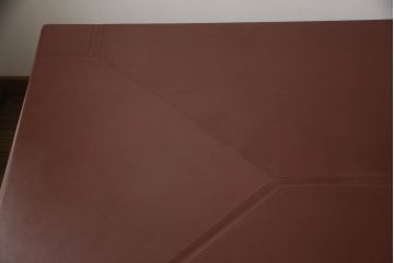 中古　IDC大塚家具取り扱い　イタリア製　i4MARIANI(クアトロマリアーニ)　シンプルながら存在感のある大型サイズの革張り製テーブル(会議用テーブル、6人掛けダイニングテーブル、8人掛け)(定価約240万円)(R-054318)