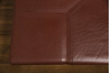 中古　IDC大塚家具取り扱い　イタリア製　i4MARIANI(クアトロマリアーニ)　シンプルながら存在感のある大型サイズの革張り製テーブル(会議用テーブル、6人掛けダイニングテーブル、8人掛け)(定価約240万円)(R-054318)