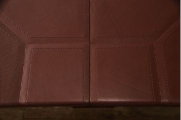 中古　IDC大塚家具取り扱い　イタリア製　i4MARIANI(クアトロマリアーニ)　シンプルながら存在感のある大型サイズの革張り製テーブル(会議用テーブル、6人掛けダイニングテーブル、8人掛け)(定価約240万円)(R-054318)