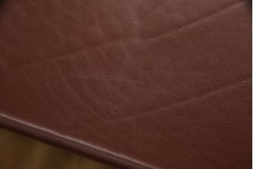 中古　IDC大塚家具取り扱い　イタリア製　i4MARIANI(クアトロマリアーニ)　シンプルながら存在感のある大型サイズの革張り製テーブル(会議用テーブル、6人掛けダイニングテーブル、8人掛け)(定価約240万円)(R-054318)