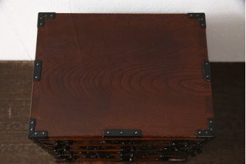 中古　美品　総ケヤキ材　木地呂塗り　重厚感のある凝った金具が目を引く極小仙台箪笥(定価35万円)(小箪笥、小引き出し、卓上収納)(R-054321)