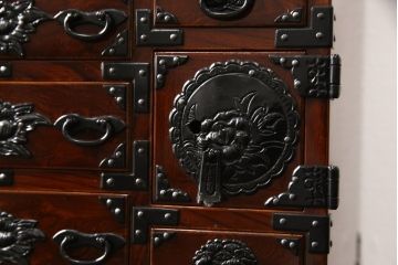 中古　美品　総ケヤキ材　木地呂塗り　重厚感のある凝った金具が目を引く極小仙台箪笥(定価35万円)(小箪笥、小引き出し、卓上収納)(R-054321)