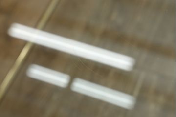中古　イタリア製　サァラ麻布取扱い　ORSENIGO(オルセニゴ)　天板・棚板ガラス製　洗練されたスタイリッシュなデザインが魅力的なセンターテーブル(ローテーブル、リビングテーブル、ガラステーブル)(定価約36万円)(R-054325)