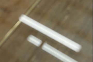 中古　イタリア製　サァラ麻布取扱い　ORSENIGO(オルセニゴ)　天板・棚板ガラス製　洗練されたスタイリッシュなデザインが魅力的なセンターテーブル(ローテーブル、リビングテーブル、ガラステーブル)(定価約36万円)(R-054325)