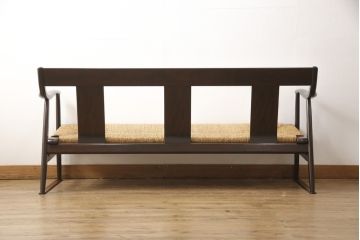 中古　美品　松本民芸家具　#77型　ラッシ座(ガマ座)　和モダンな3人掛け曲肘イス(定価約39万円)(アームベンチ)(R-054331)