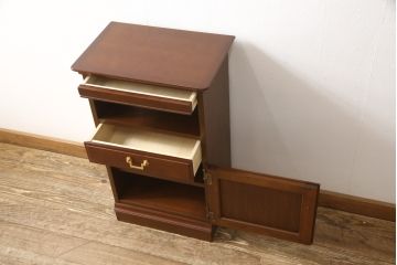 中古　美品　maruni(マルニ木工)　品のある佇まいが魅力的なサイドキャビネット(サイドテーブル、収納棚、電話台)(R-054340)