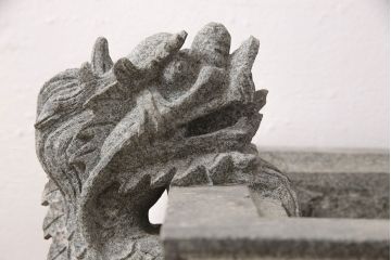 中古　御影石　龍彫刻　水鉢　138kg(つくばい、オブジェ、庭石)(R-054353)