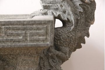 中古　御影石　龍彫刻　水鉢　138kg(つくばい、オブジェ、庭石)(R-054353)