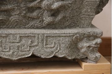 中古　御影石　龍彫刻　水鉢　138kg(つくばい、オブジェ、庭石)(R-054353)