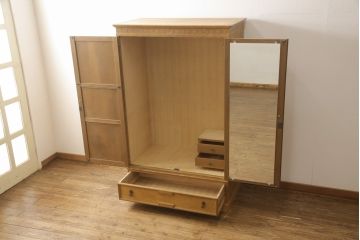 中古　美品　神戸伝承欧風家具(洋家具)　たかねや製　ナラ・桐材　エレガントな佇まいが美しいワードローブ(洋服タンス、収納棚)(R-054356)