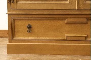 中古　美品　神戸伝承欧風家具(洋家具)　たかねや製　ナラ・桐材　エレガントな佇まいが美しいワードローブ(洋服タンス、収納棚)(R-054356)