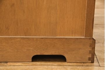 中古　美品　神戸伝承欧風家具(洋家具)　たかねや製　ナラ・桐材　エレガントな佇まいが美しいワードローブ(洋服タンス、収納棚)(R-054356)