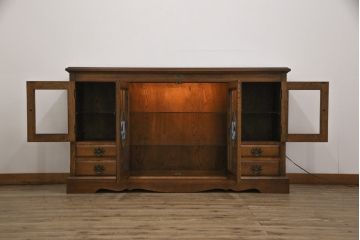 中古　美品　えぞ民芸家具　ステンドグラス入りの扉がアクセントになるサイドボード(収納棚、戸棚、サイドキャビネット、リビングボード)(R-054357)