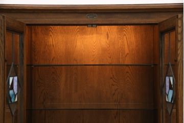 中古　美品　えぞ民芸家具　ステンドグラス入りの扉がアクセントになるサイドボード(収納棚、戸棚、サイドキャビネット、リビングボード)(R-054357)