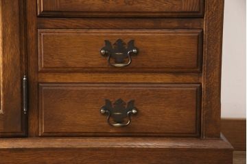 中古　美品　えぞ民芸家具　ステンドグラス入りの扉がアクセントになるサイドボード(収納棚、戸棚、サイドキャビネット、リビングボード)(R-054357)