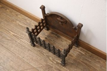 イギリスアンティーク　凝ったつくりと重厚感のある佇まいが魅力の暖炉用アクセサリー(ストーブガード、ファイヤーガード、ファイヤースクリーン、薪入れ)(R-054358)