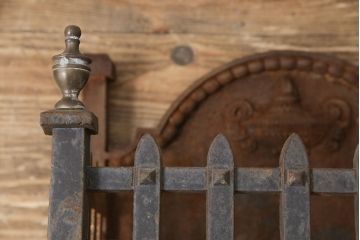 イギリスアンティーク　凝ったつくりと重厚感のある佇まいが魅力の暖炉用アクセサリー(ストーブガード、ファイヤーガード、ファイヤースクリーン、薪入れ)(R-054358)