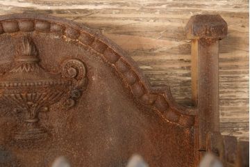イギリスアンティーク　凝ったつくりと重厚感のある佇まいが魅力の暖炉用アクセサリー(ストーブガード、ファイヤーガード、ファイヤースクリーン、薪入れ)(R-054358)