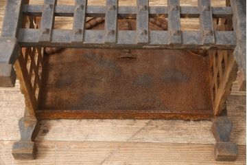 イギリスアンティーク　凝ったつくりと重厚感のある佇まいが魅力の暖炉用アクセサリー(ストーブガード、ファイヤーガード、ファイヤースクリーン、薪入れ)(R-054358)