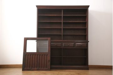 中古　九州民芸家具　カバ材　落ち着いた色合いが大人な雰囲気を醸し出す食器棚(収納棚、戸棚、キャビネット)(R-054359)